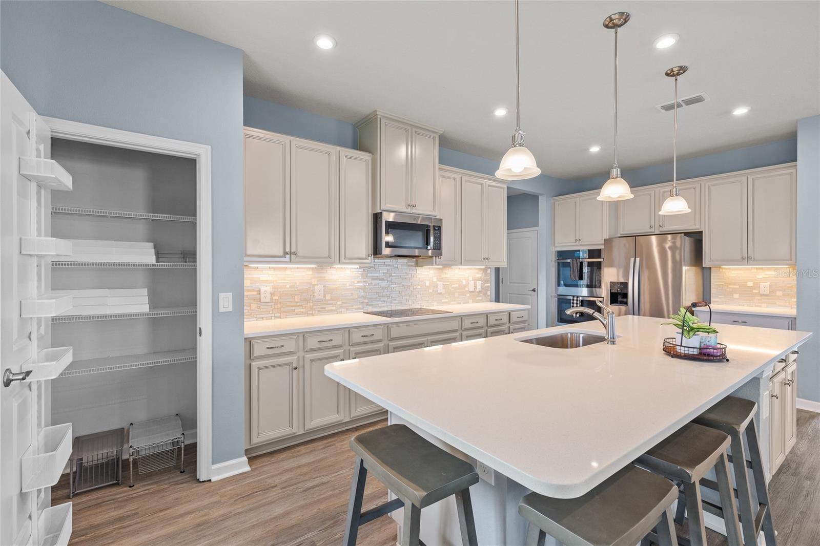 Listing photo id 15 for 2178 Tudor Rose Drive