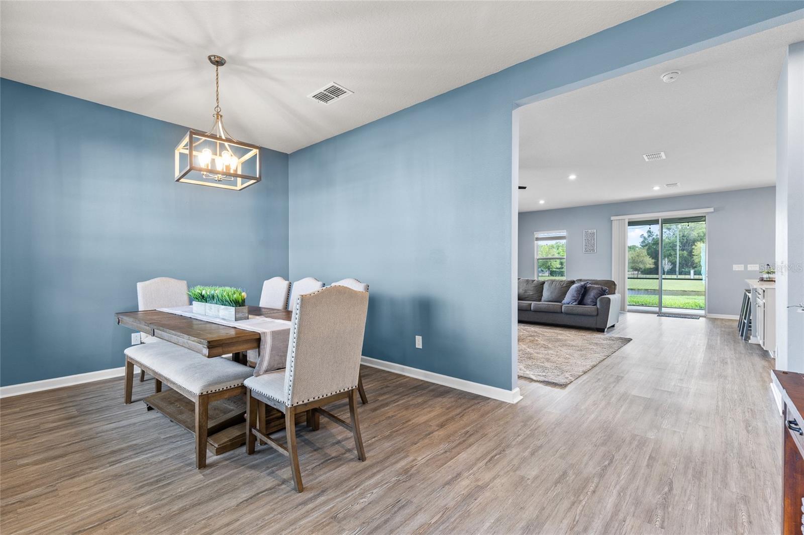 Listing photo id 3 for 2178 Tudor Rose Drive