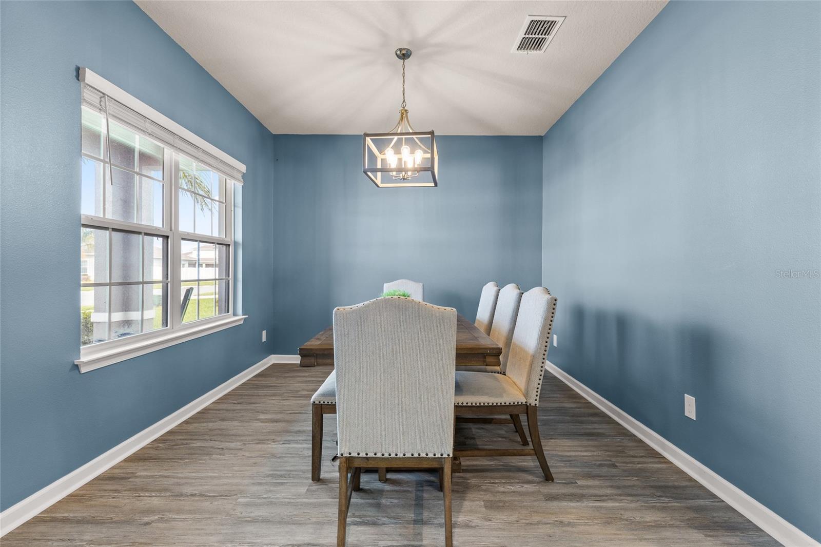 Listing photo id 5 for 2178 Tudor Rose Drive