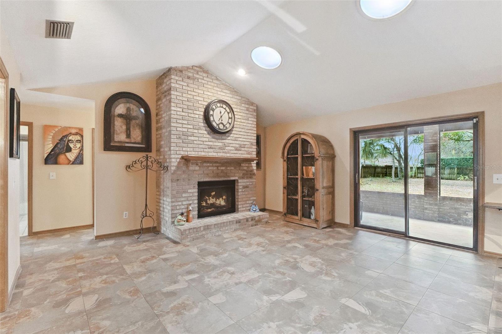 Image 11 of 36 For 520 Summerhaven Drive