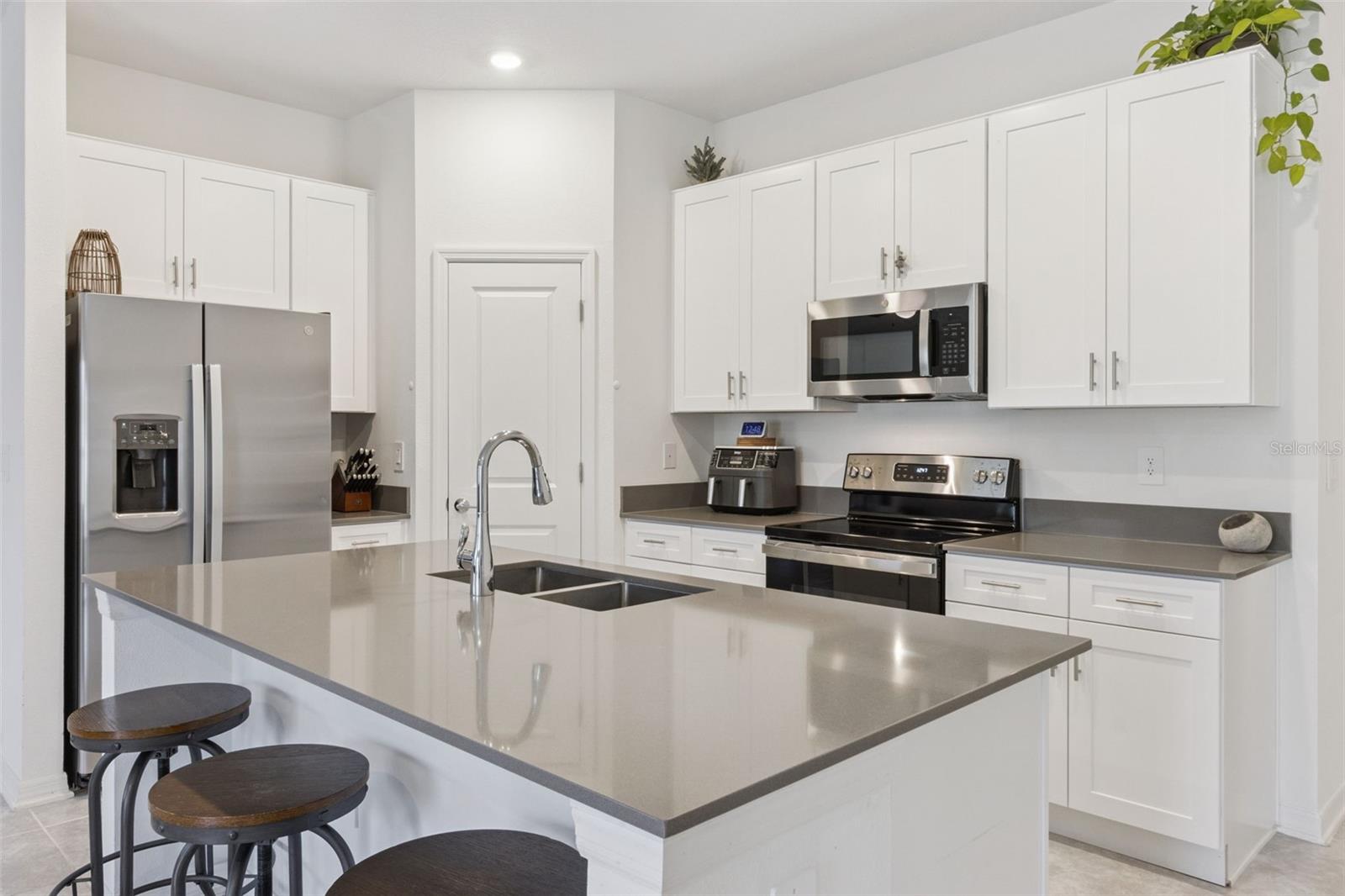 Image 2 of 23 For 715 Grove Street