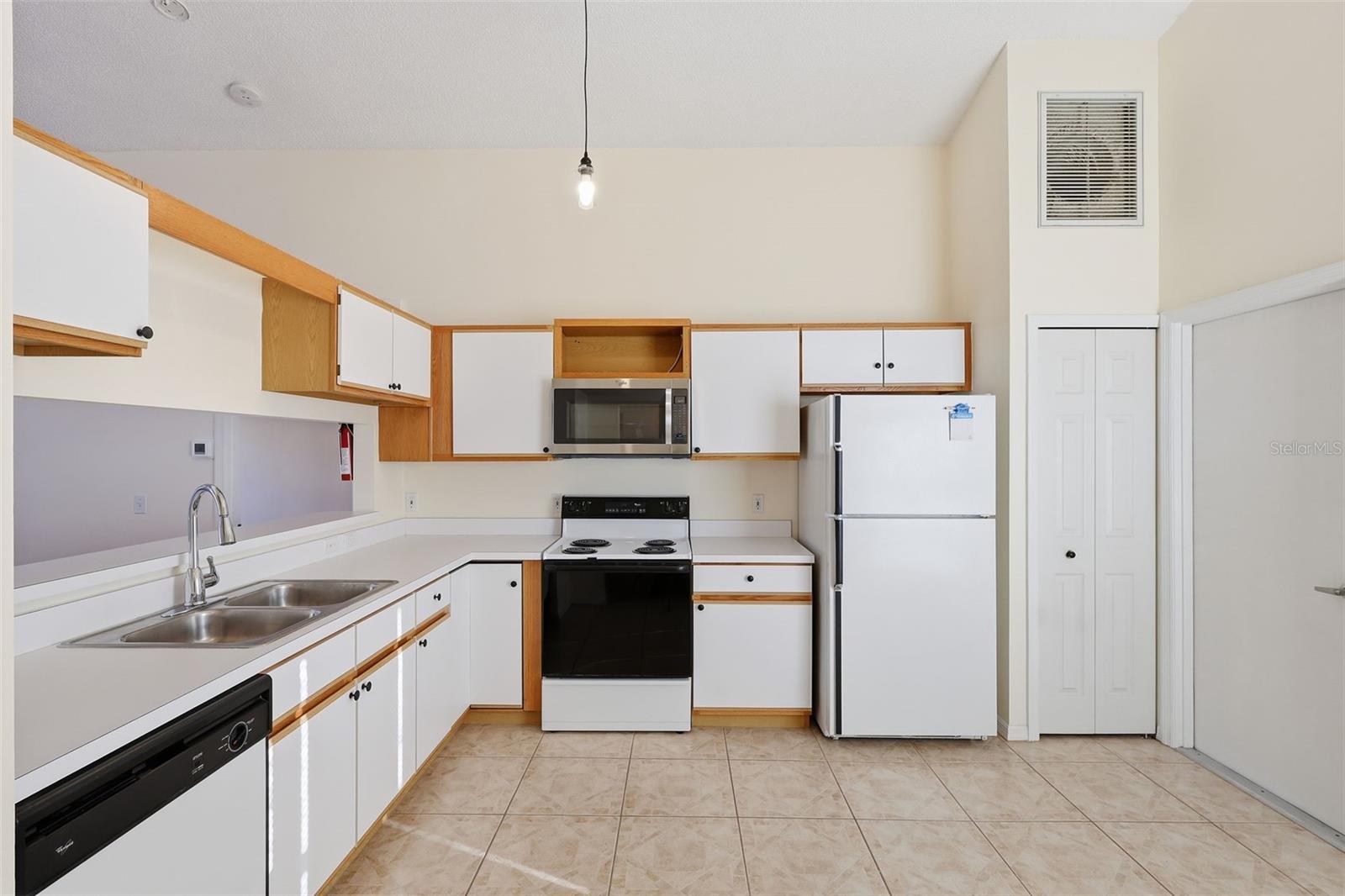 Image 6 of 20 For 844 Delfino Place