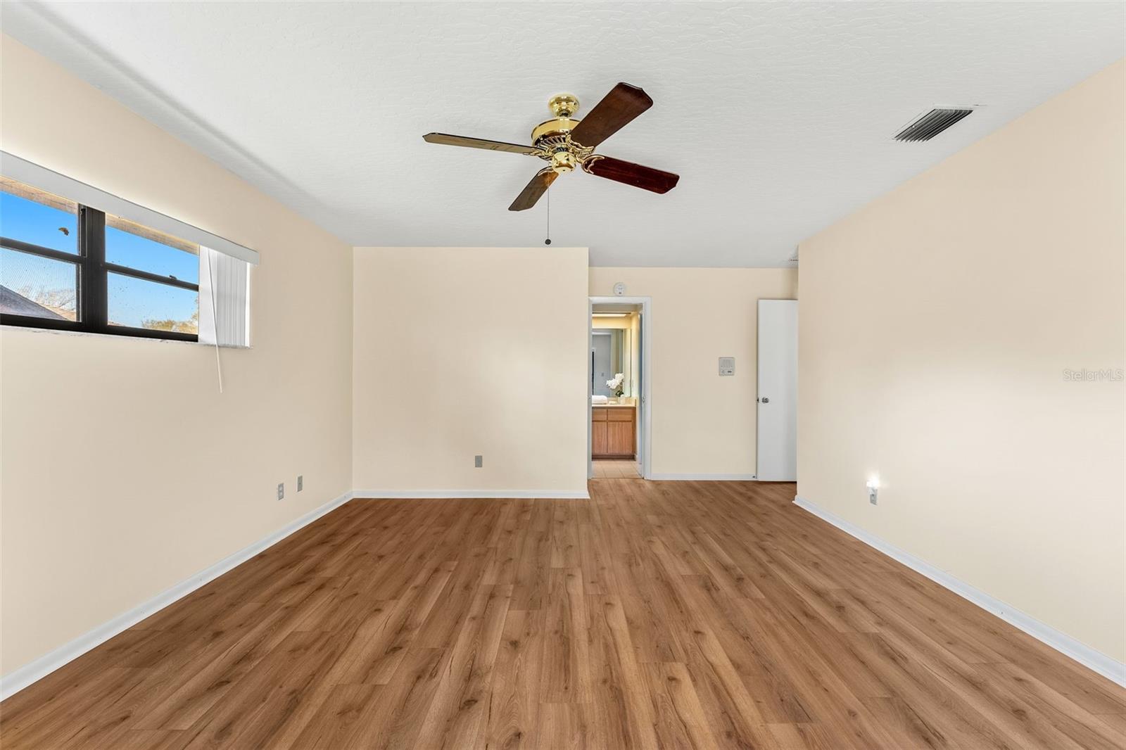 Image 22 of 58 For 2213 Woodlawn Circle