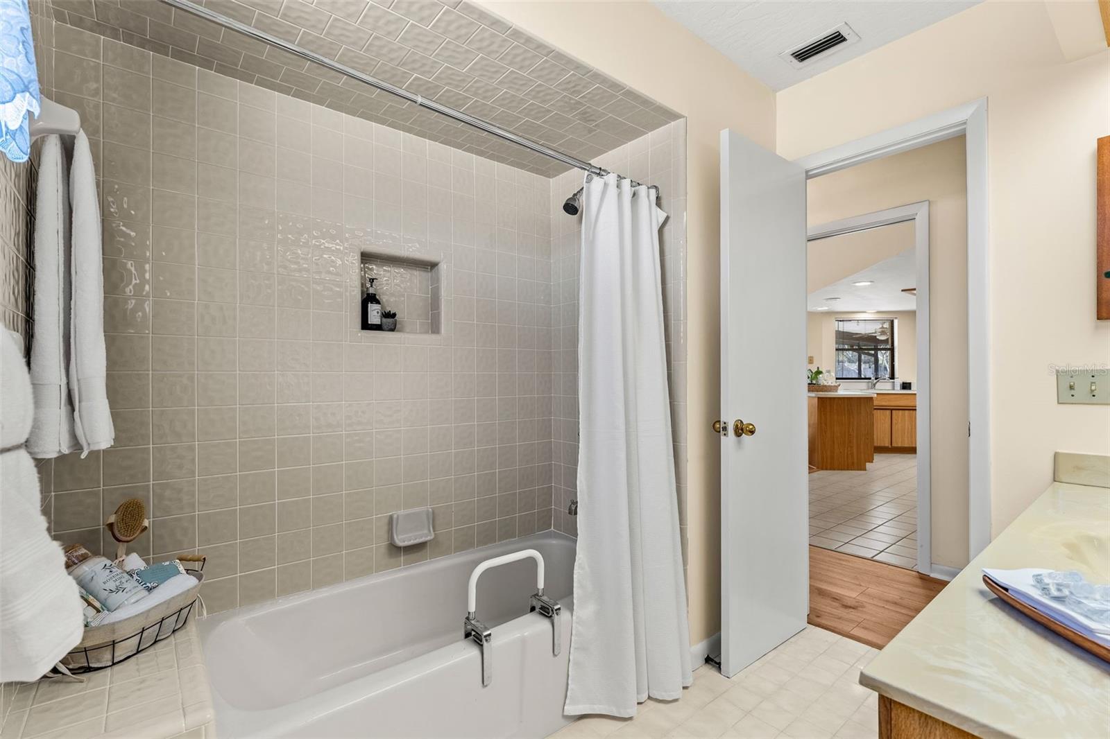 Image 32 of 58 For 2213 Woodlawn Circle