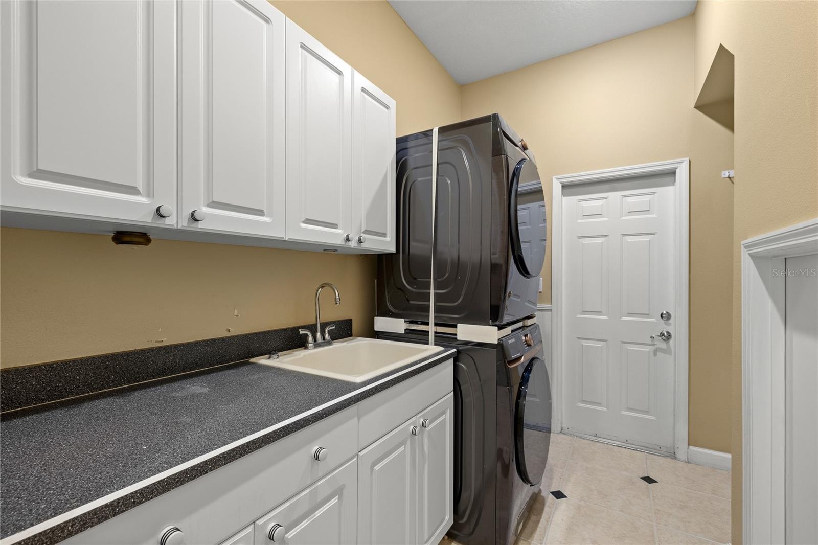 Image 38 of 52 For 1704 Kersley Circle