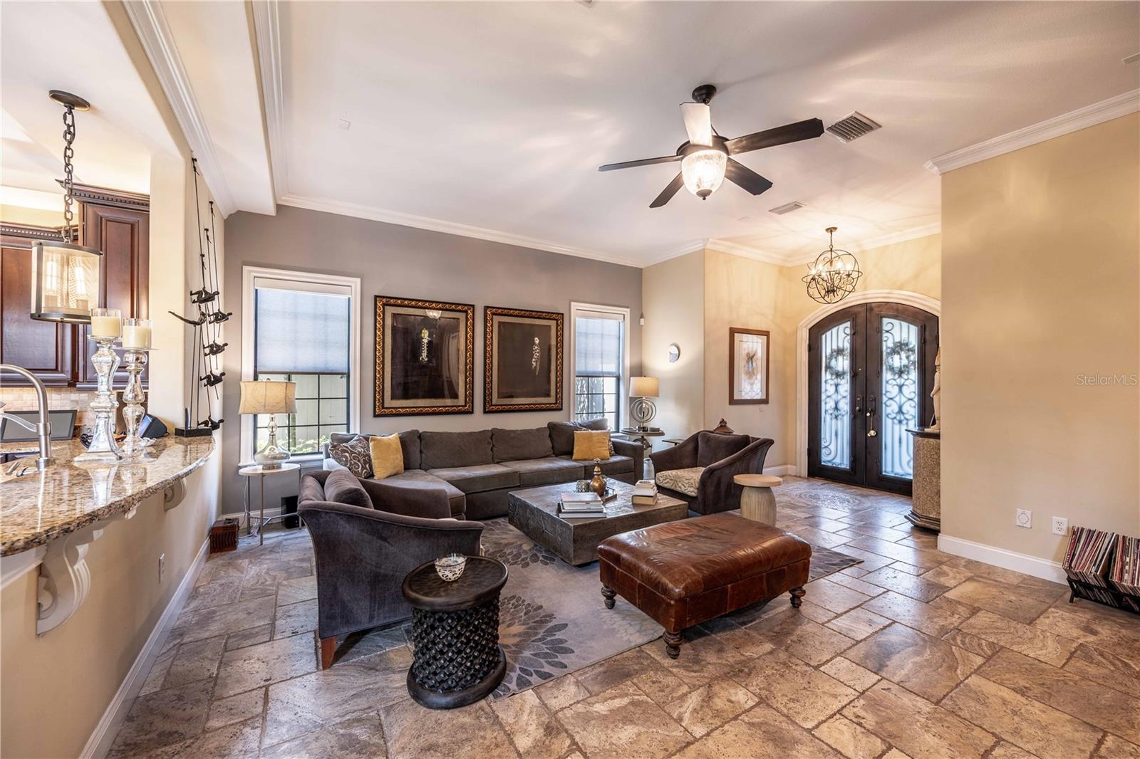 Listing photo id 2 for 1570 Palmer Avenue