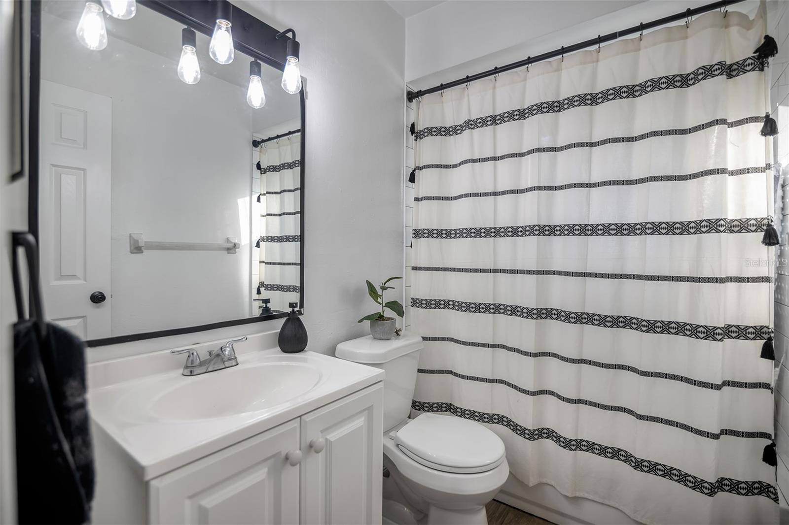 Image 23 of 33 For 872 Falkirk Drive