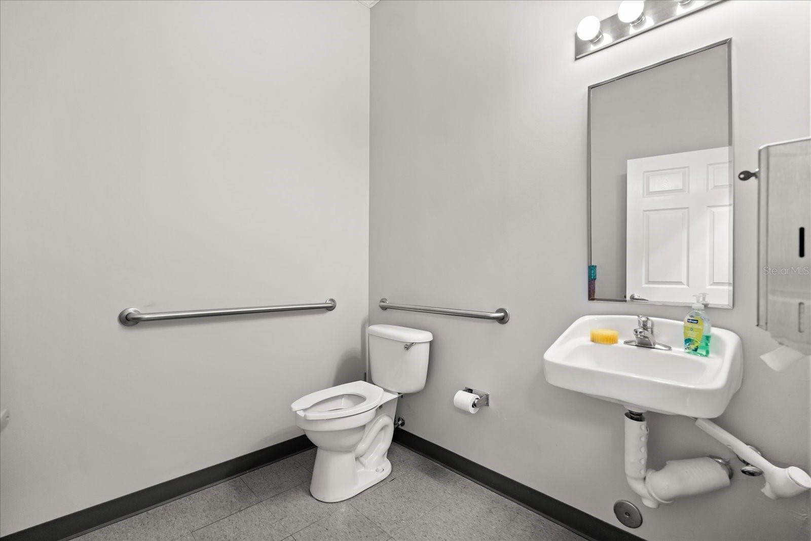 Image 16 of 24 For 1507 Park Center Drive B & C