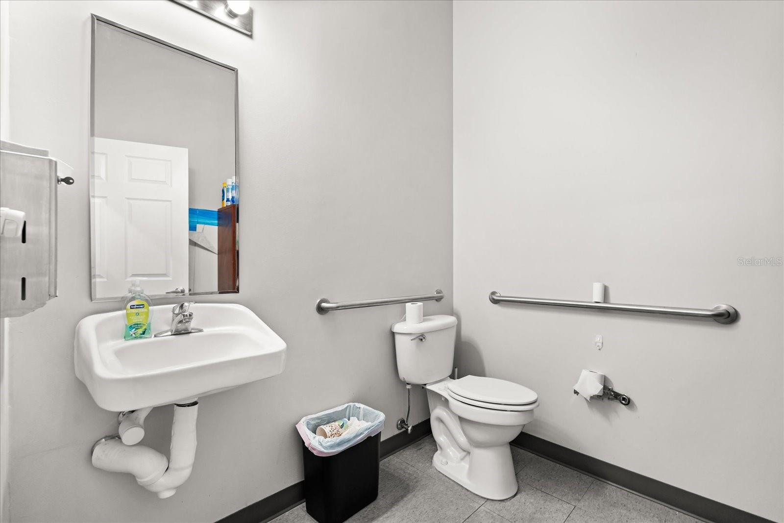 Image 6 of 24 For 1507 Park Center Drive B & C