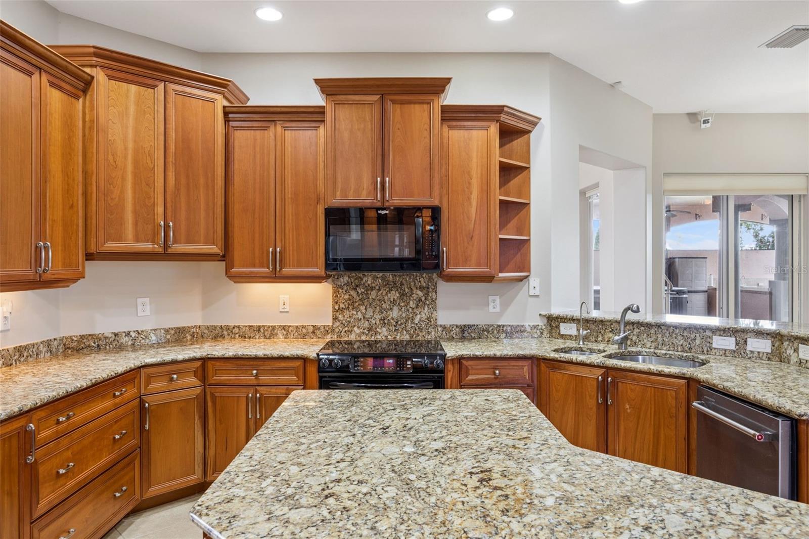 Image 14 of 67 For 913 Grande Haven Drive