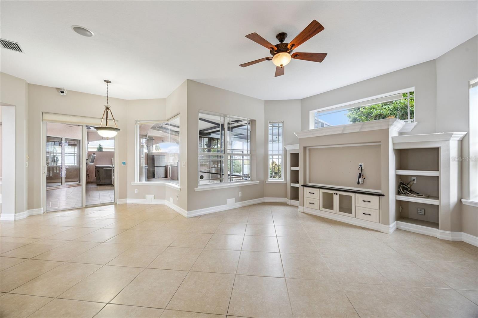 Image 17 of 67 For 913 Grande Haven Drive