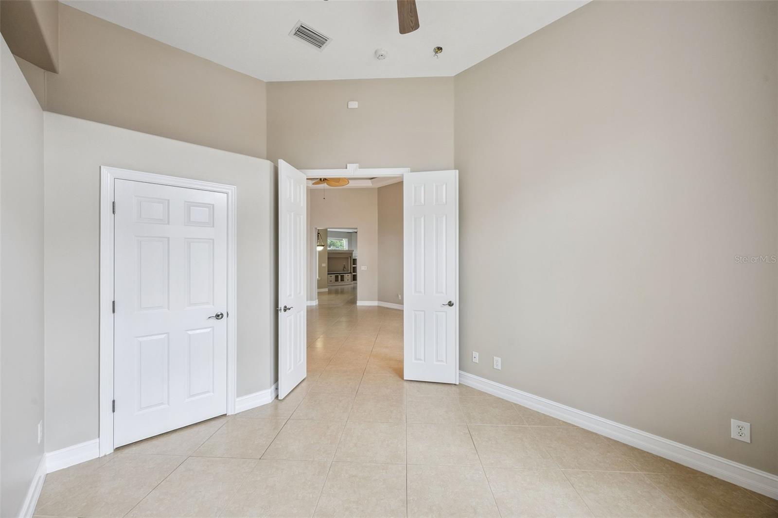 Image 19 of 67 For 913 Grande Haven Drive