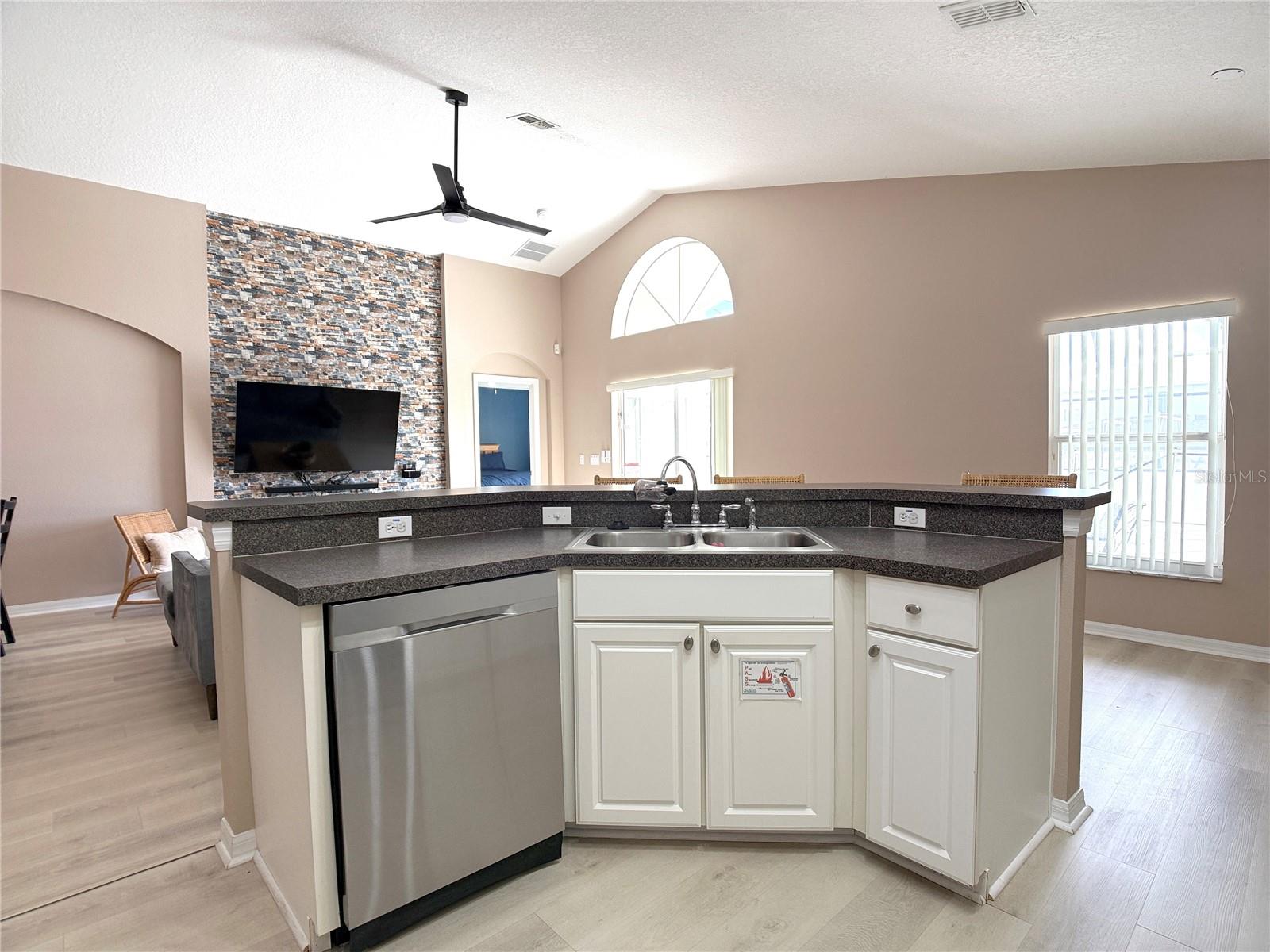 Image 5 of 31 For 353 Kensington Drive