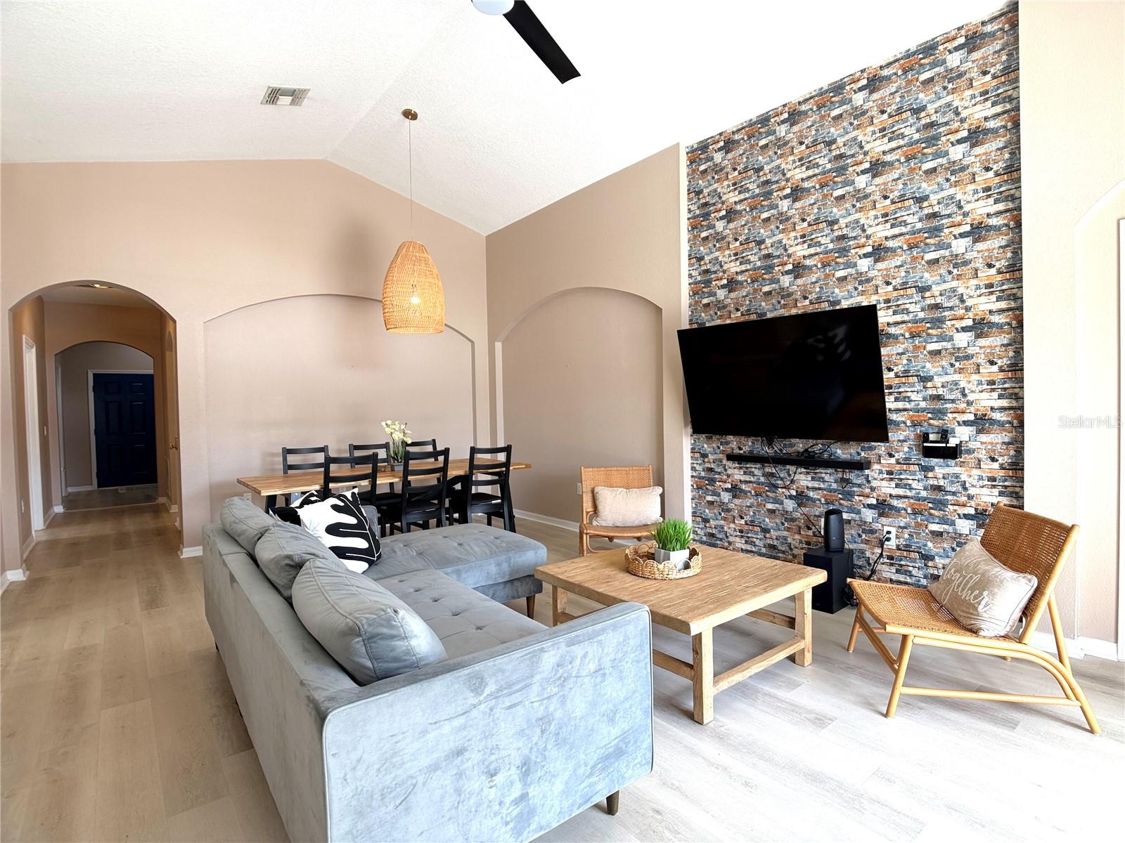 Image 9 of 31 For 353 Kensington Drive