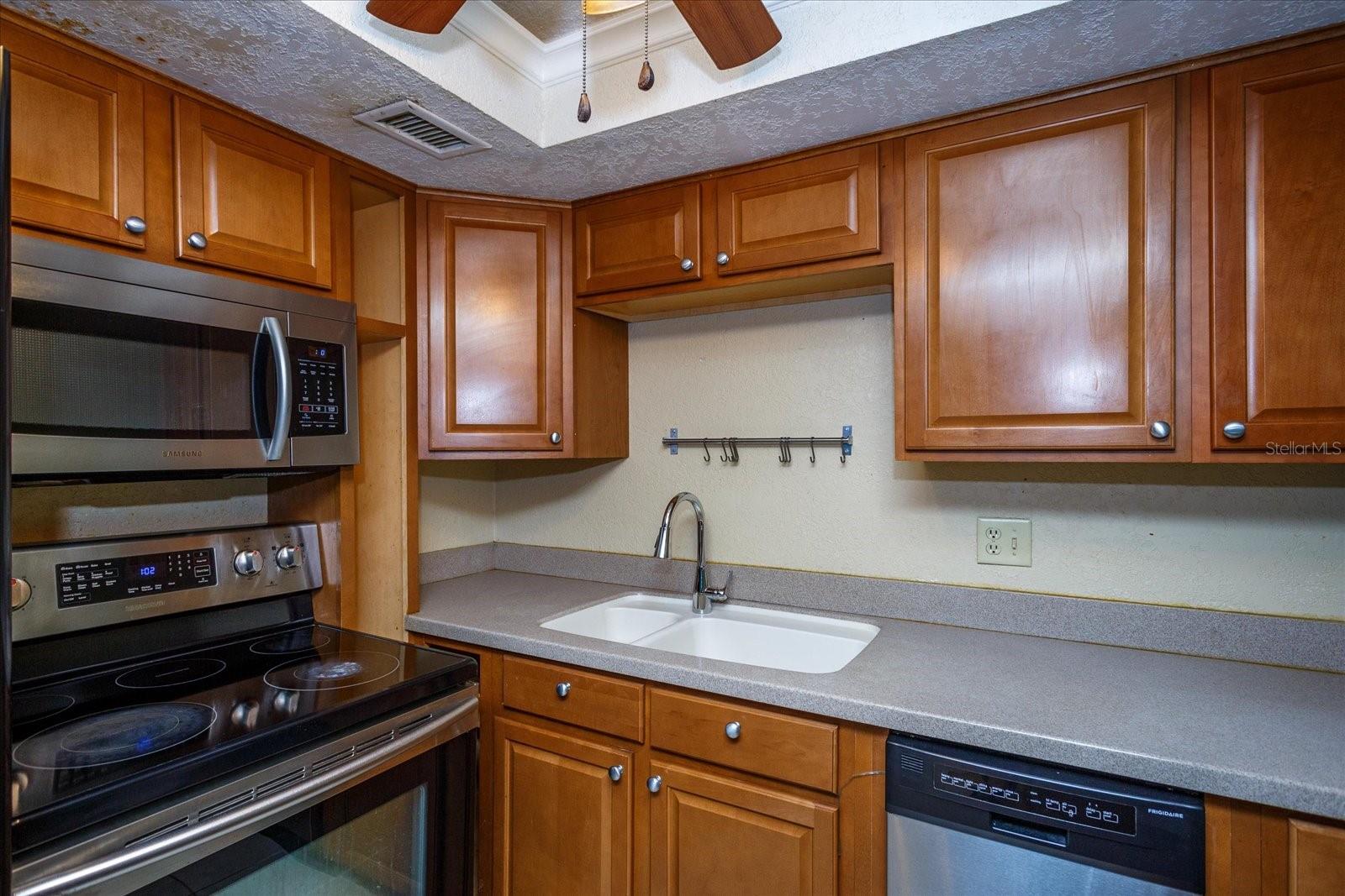 Image 10 of 20 For 908 Lake Destiny Road E