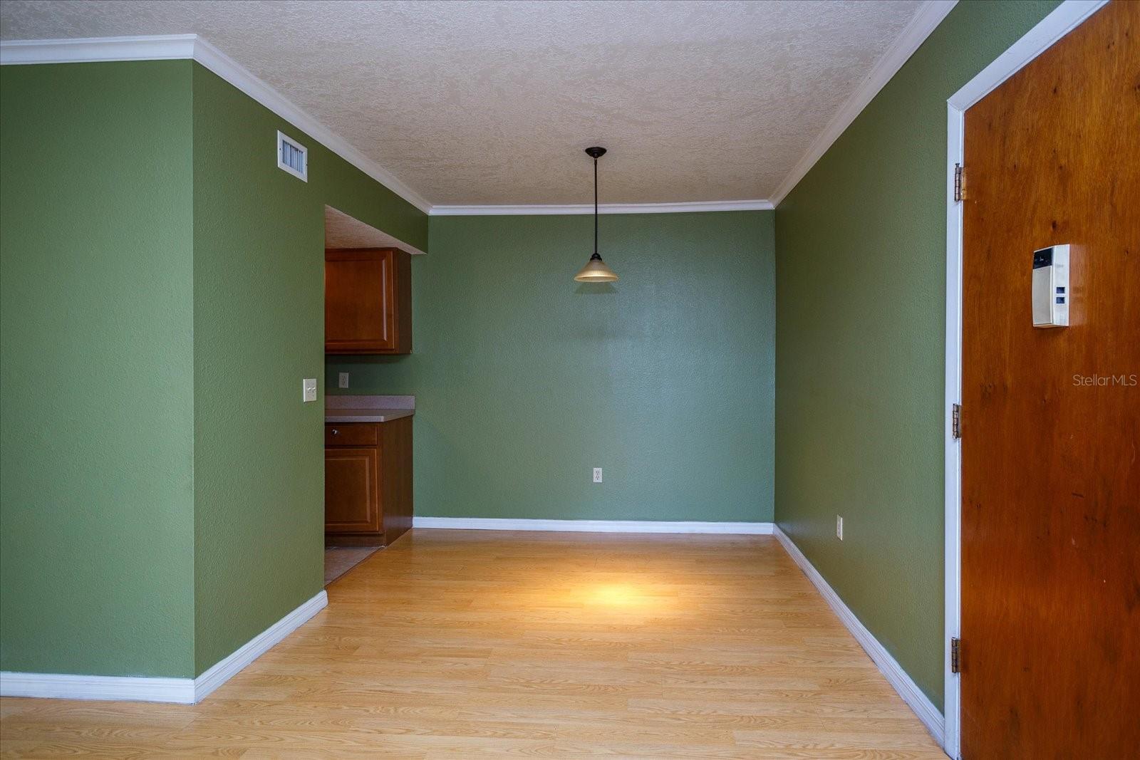 Image 8 of 20 For 908 Lake Destiny Road E