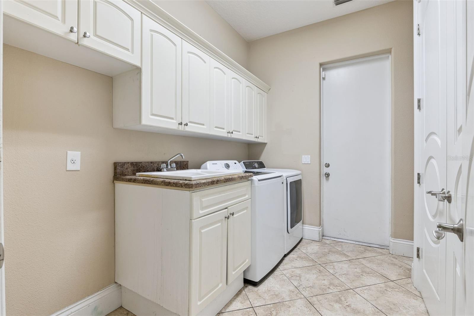 Image 36 of 92 For 1303 Lavanham Court