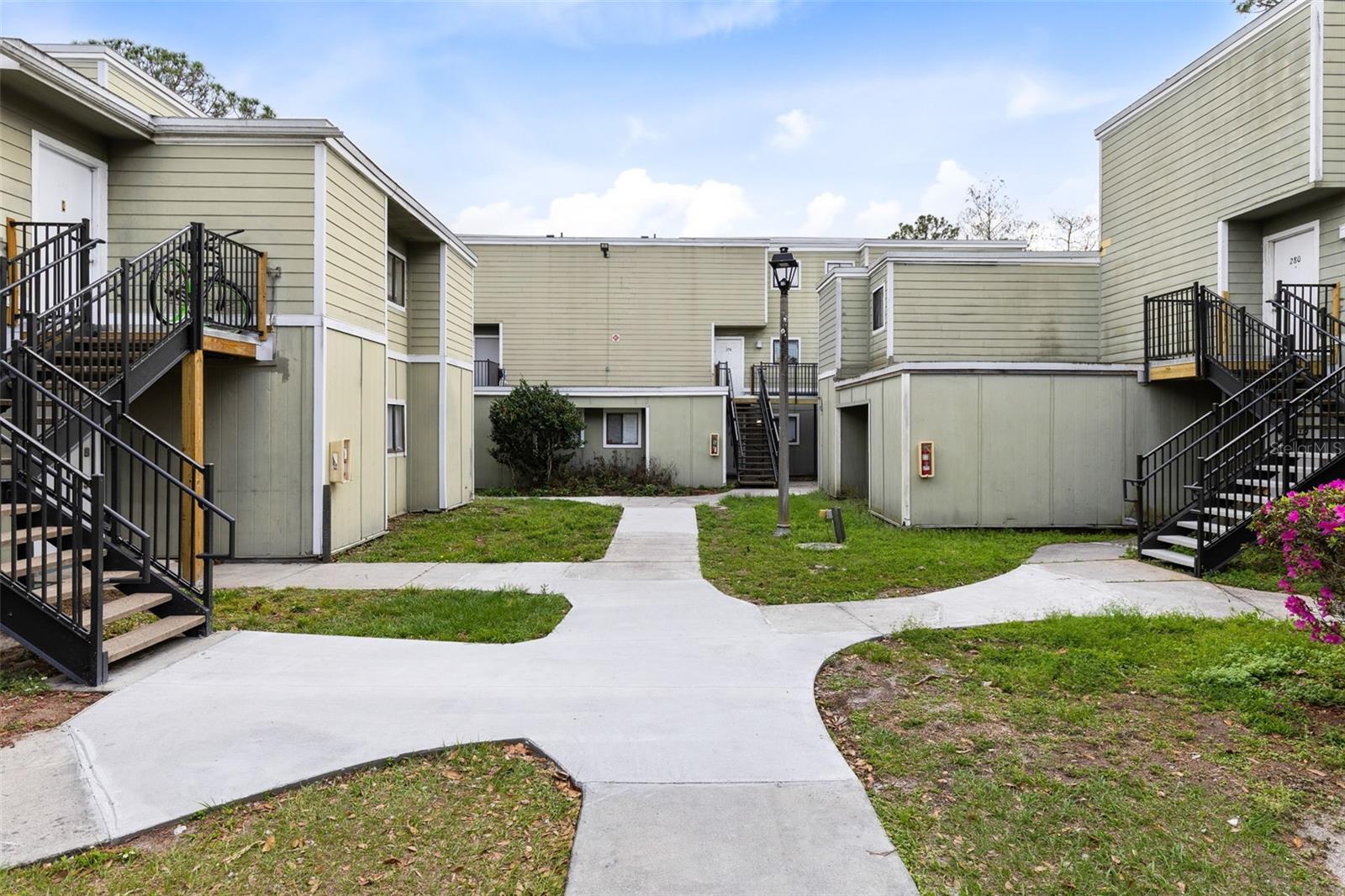 Listing photo id 1 for 278 Scottsdale Square 278