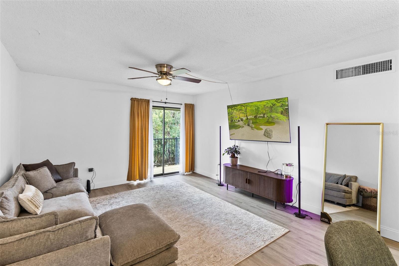 Listing photo id 4 for 278 Scottsdale Square 278