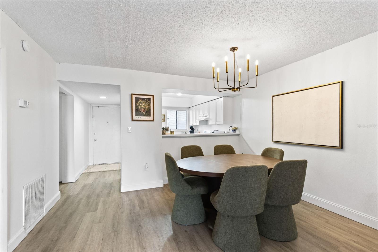 Listing photo id 6 for 278 Scottsdale Square 278