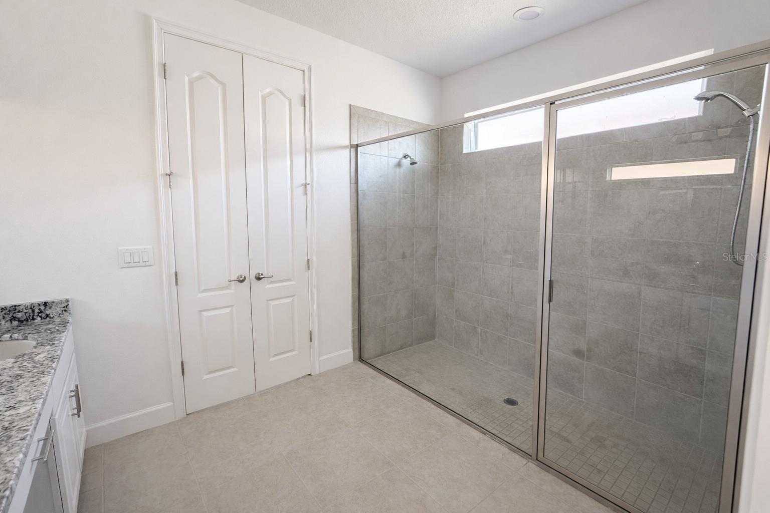 Image 22 of 47 For 4084 Oaktree Drive