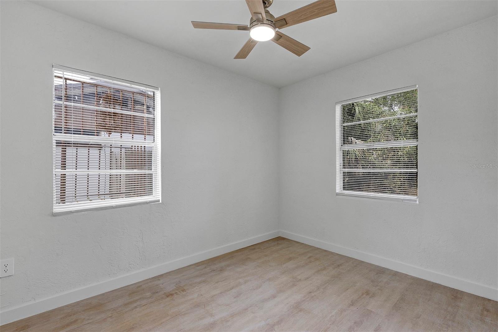 Image 22 of 29 For 1052 Peter Road