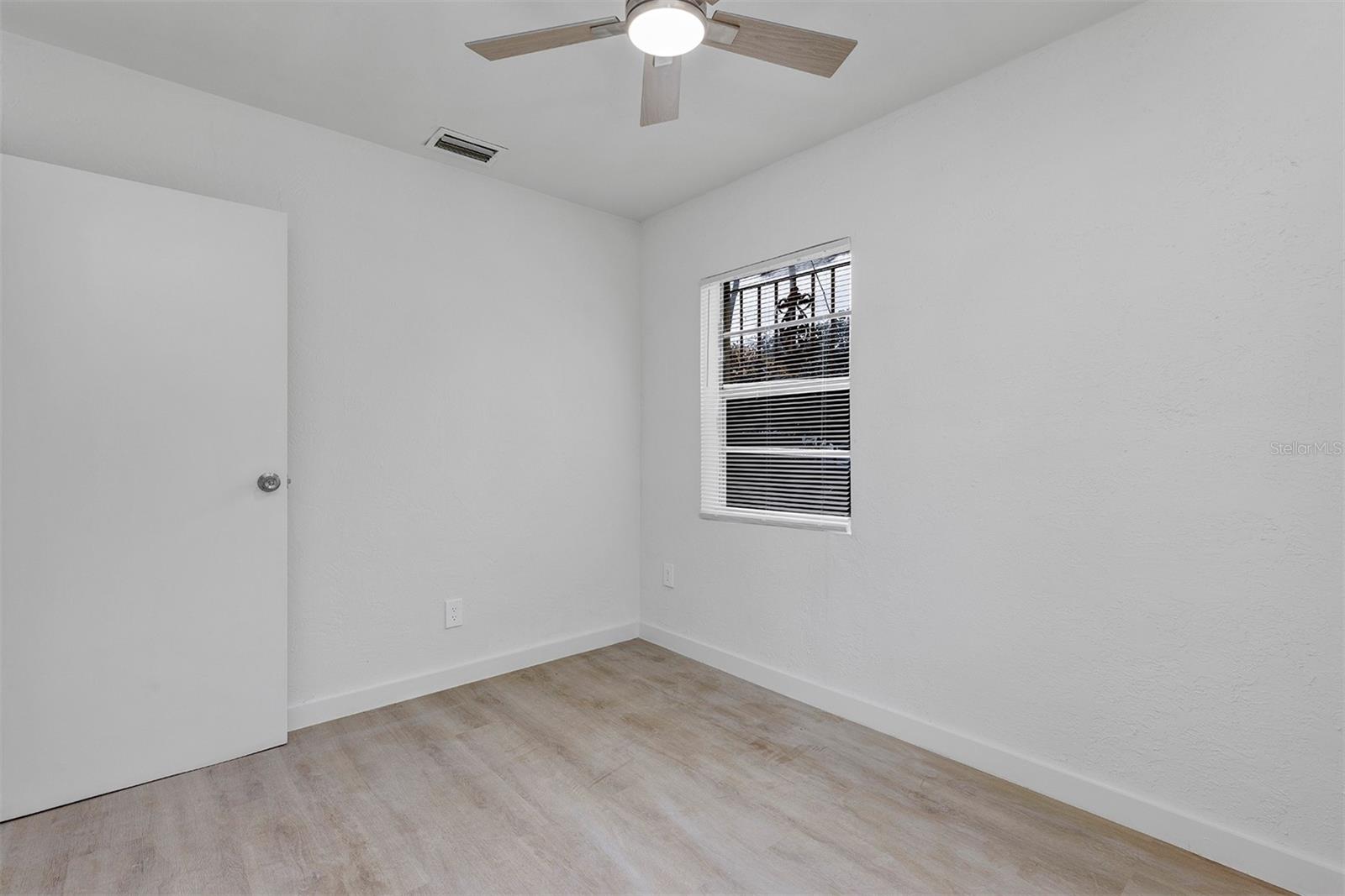 Image 25 of 29 For 1052 Peter Road