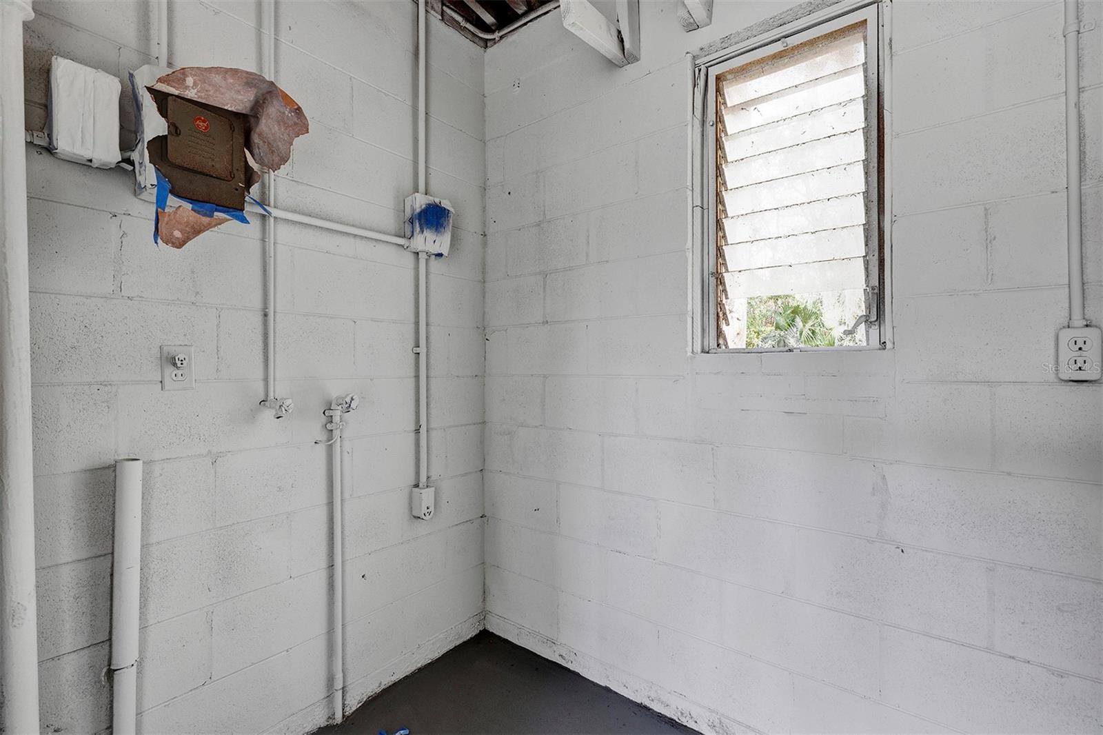 Image 26 of 29 For 1052 Peter Road