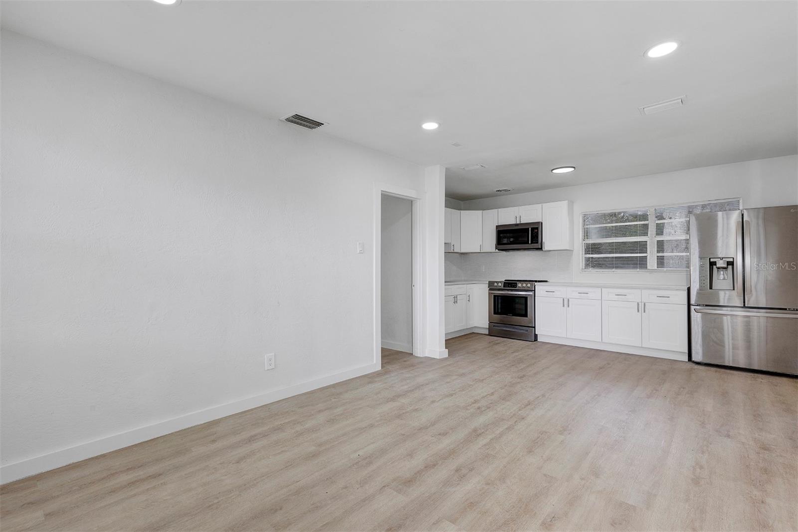 Image 5 of 29 For 1052 Peter Road