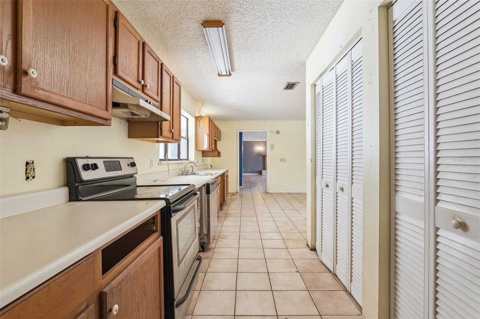 Image 12 of 35 For 590 Lawton Avenue