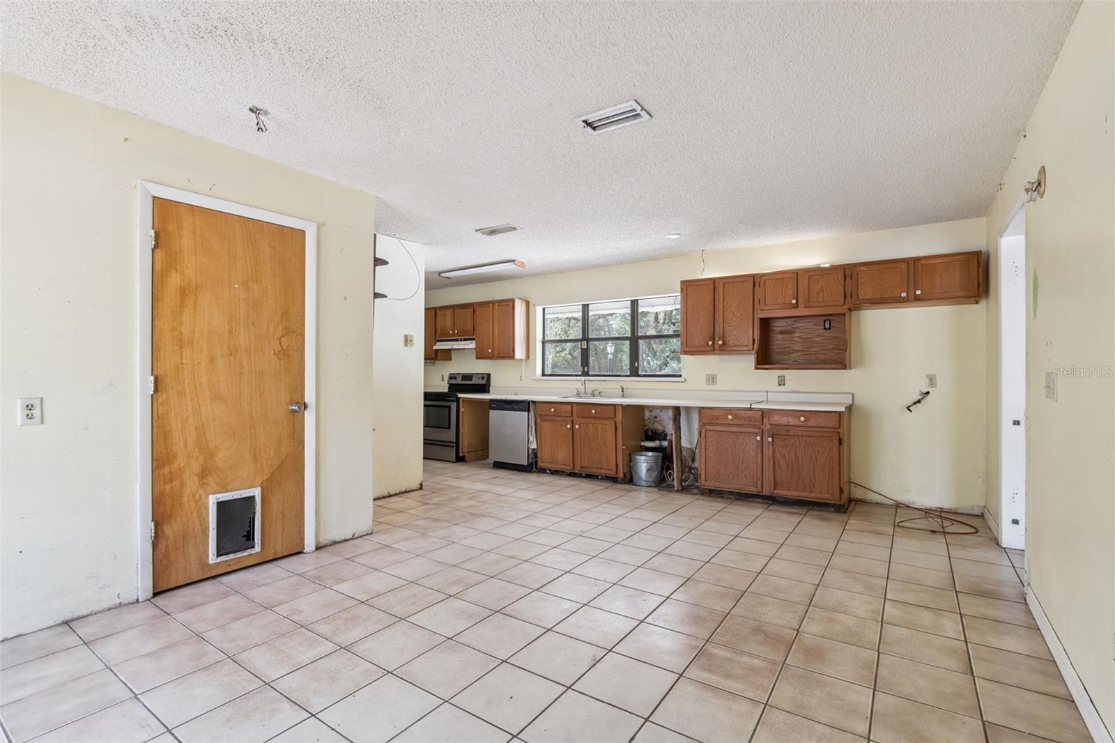 Image 14 of 35 For 590 Lawton Avenue