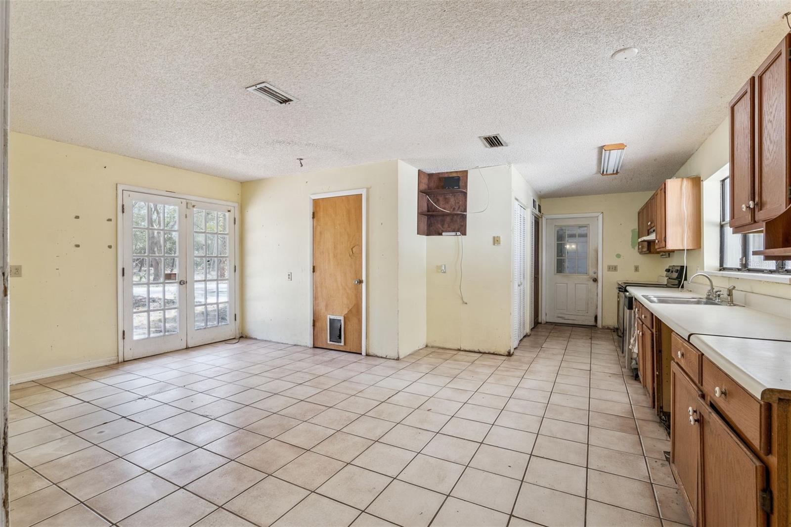 Image 17 of 35 For 590 Lawton Avenue