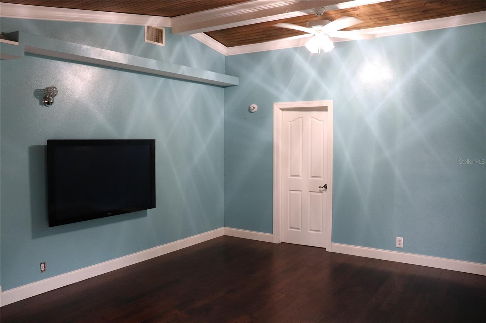 Image 27 of 47 For 7023 Wright Avenue