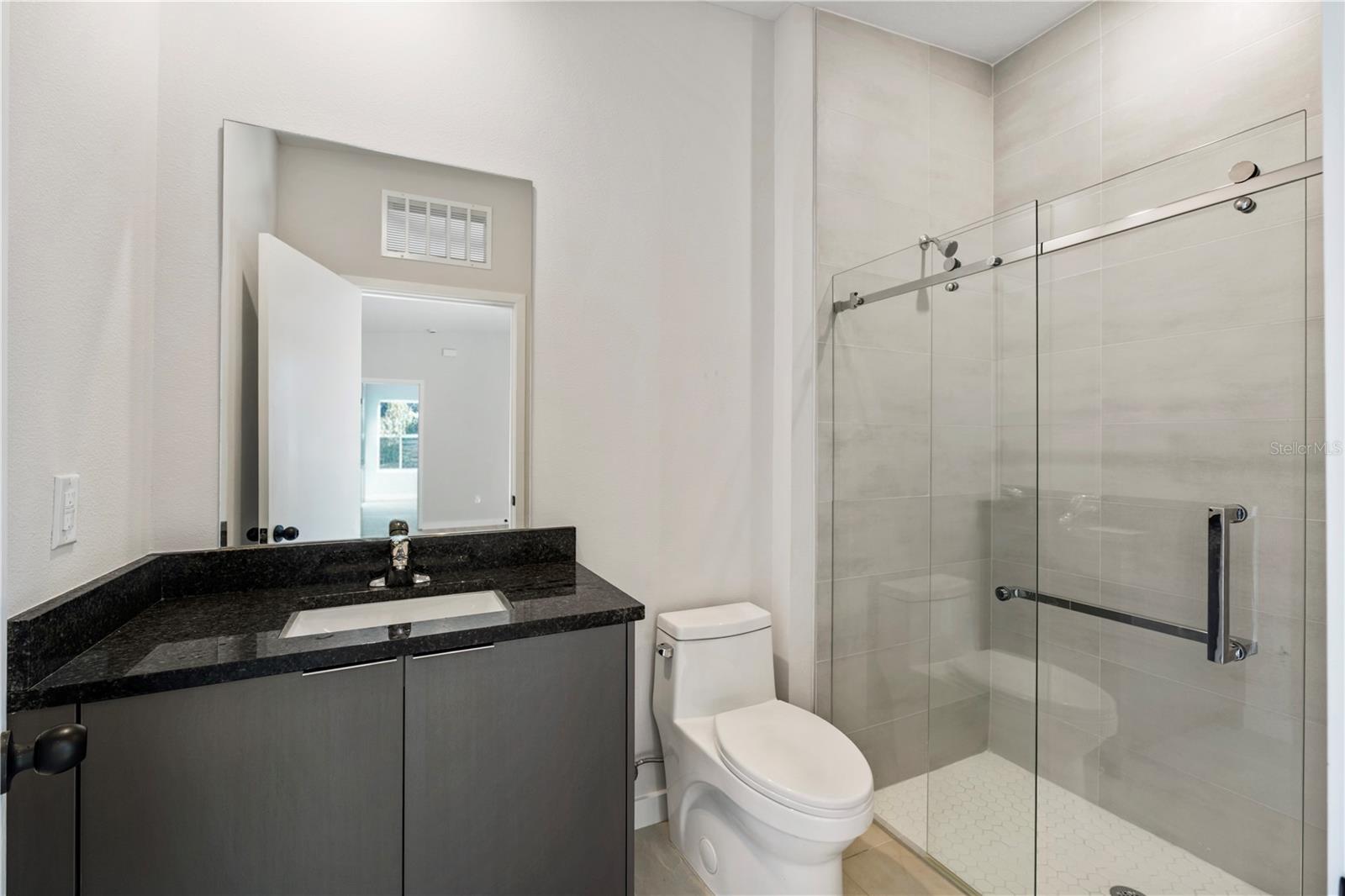 Listing photo id 8 for 1926 Cloverlawn Avenue