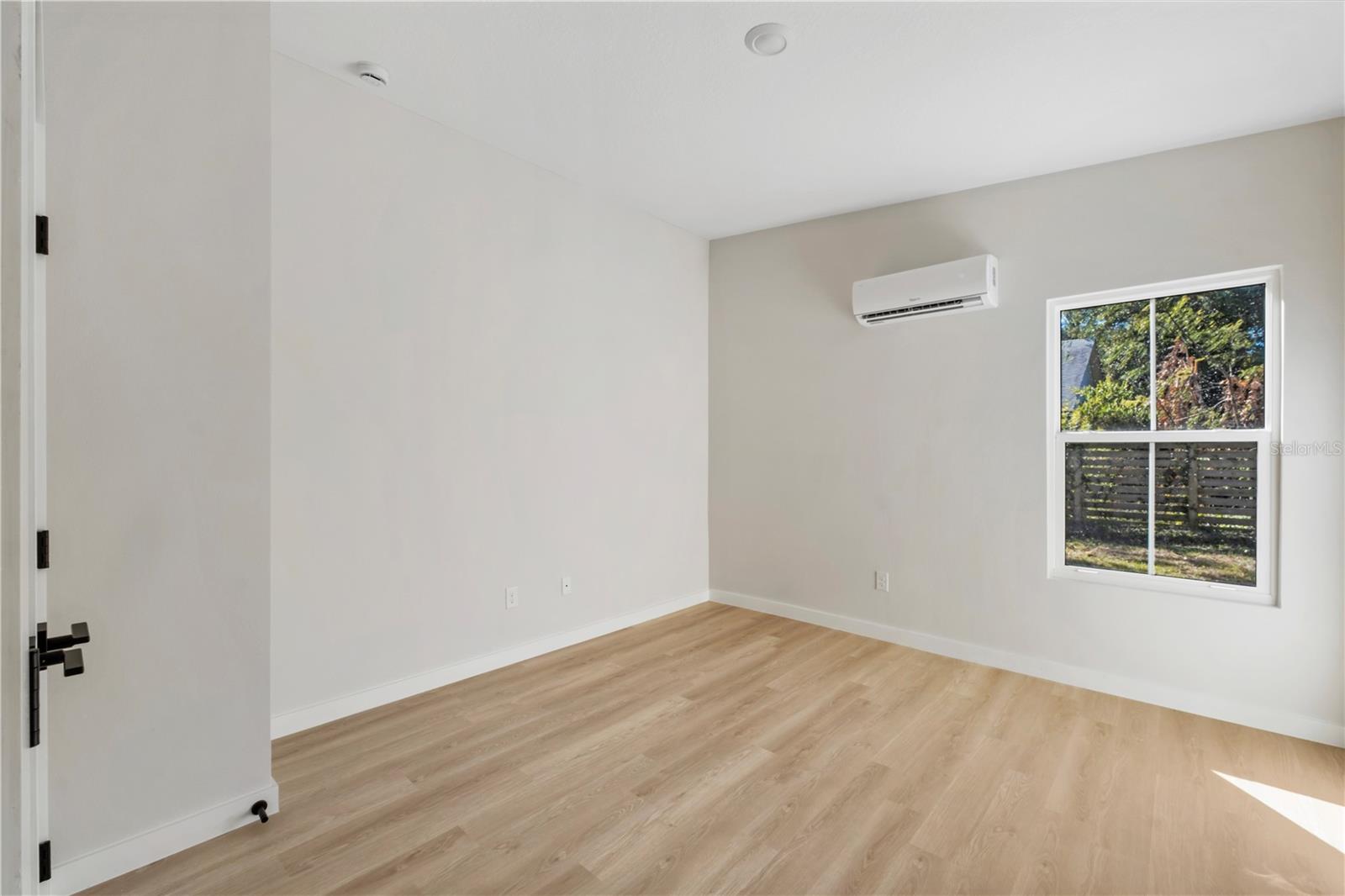 Listing photo id 9 for 1926 Cloverlawn Avenue