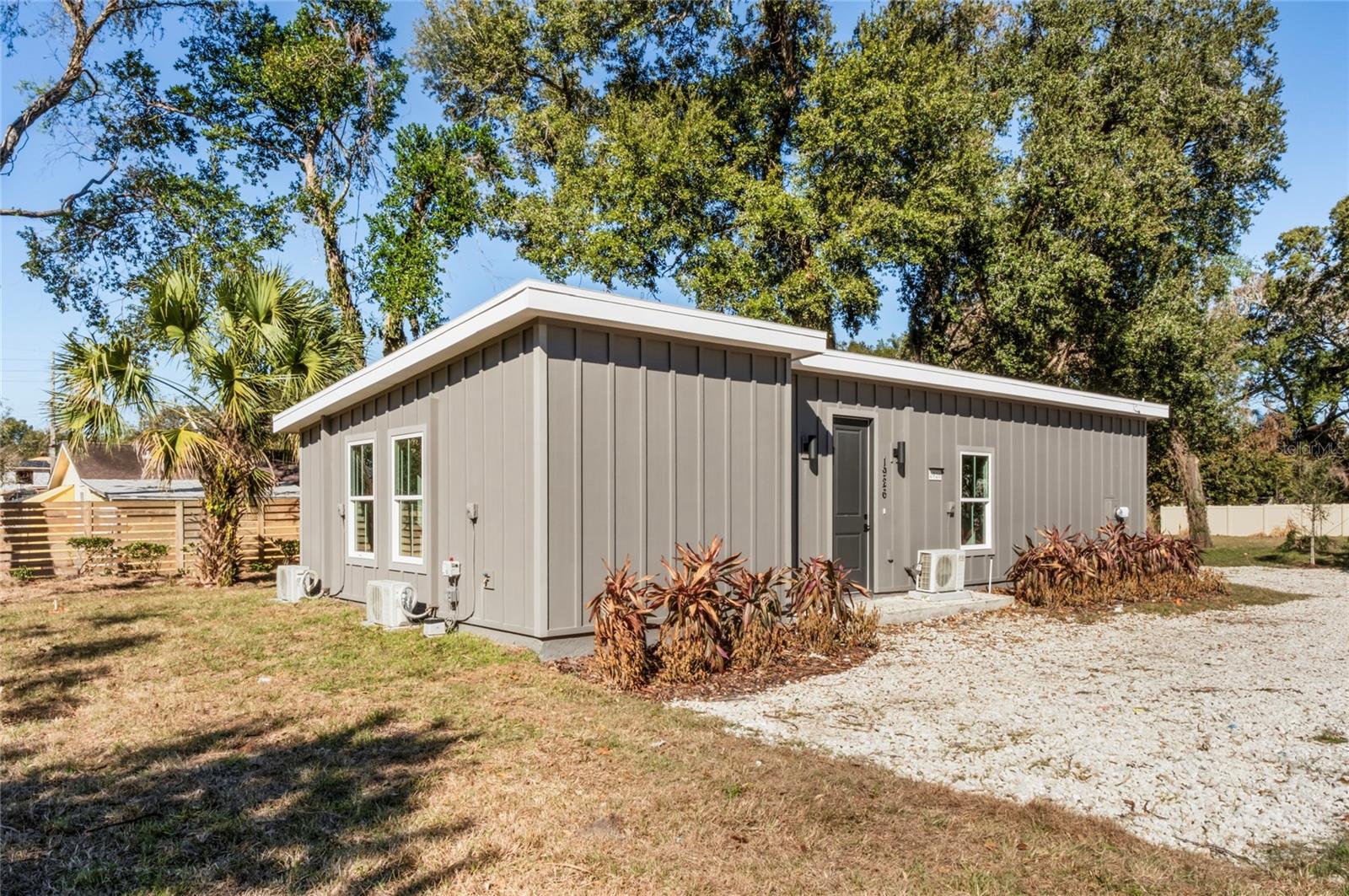 Listing photo id 11 for 1926 Cloverlawn Avenue