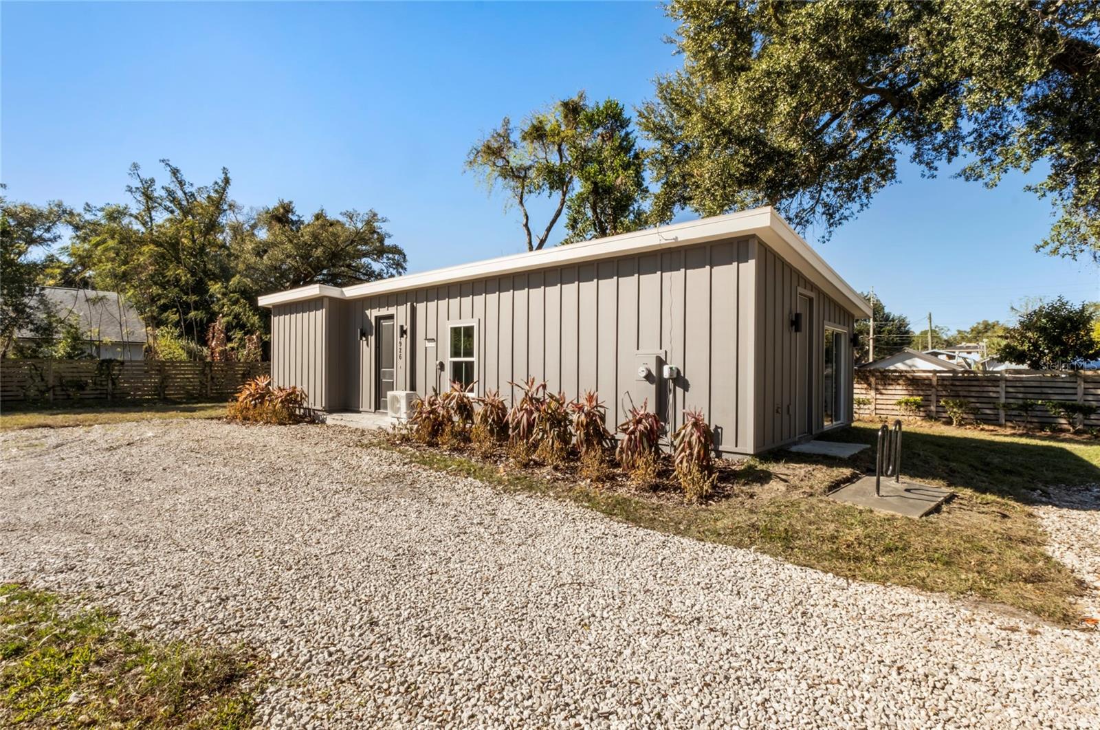 Listing photo id 12 for 1926 Cloverlawn Avenue