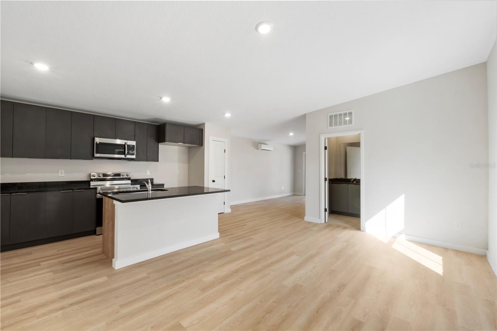 Listing photo id 0 for 1926 Cloverlawn Avenue