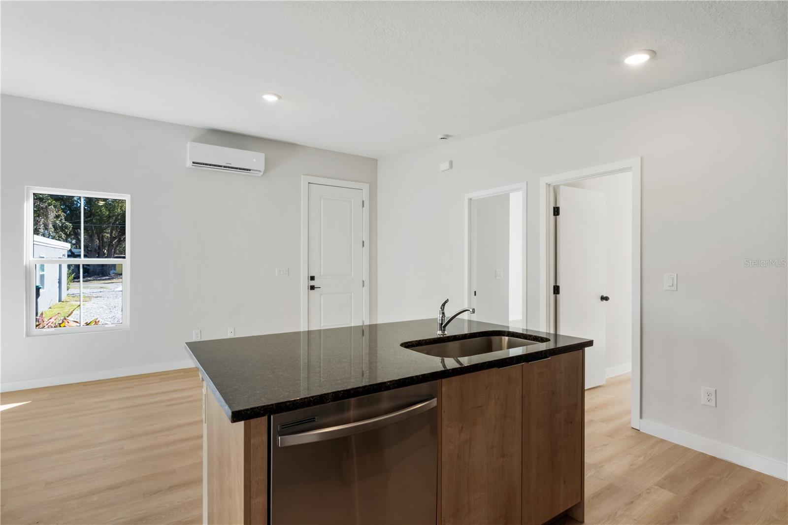 Listing photo id 1 for 1926 Cloverlawn Avenue