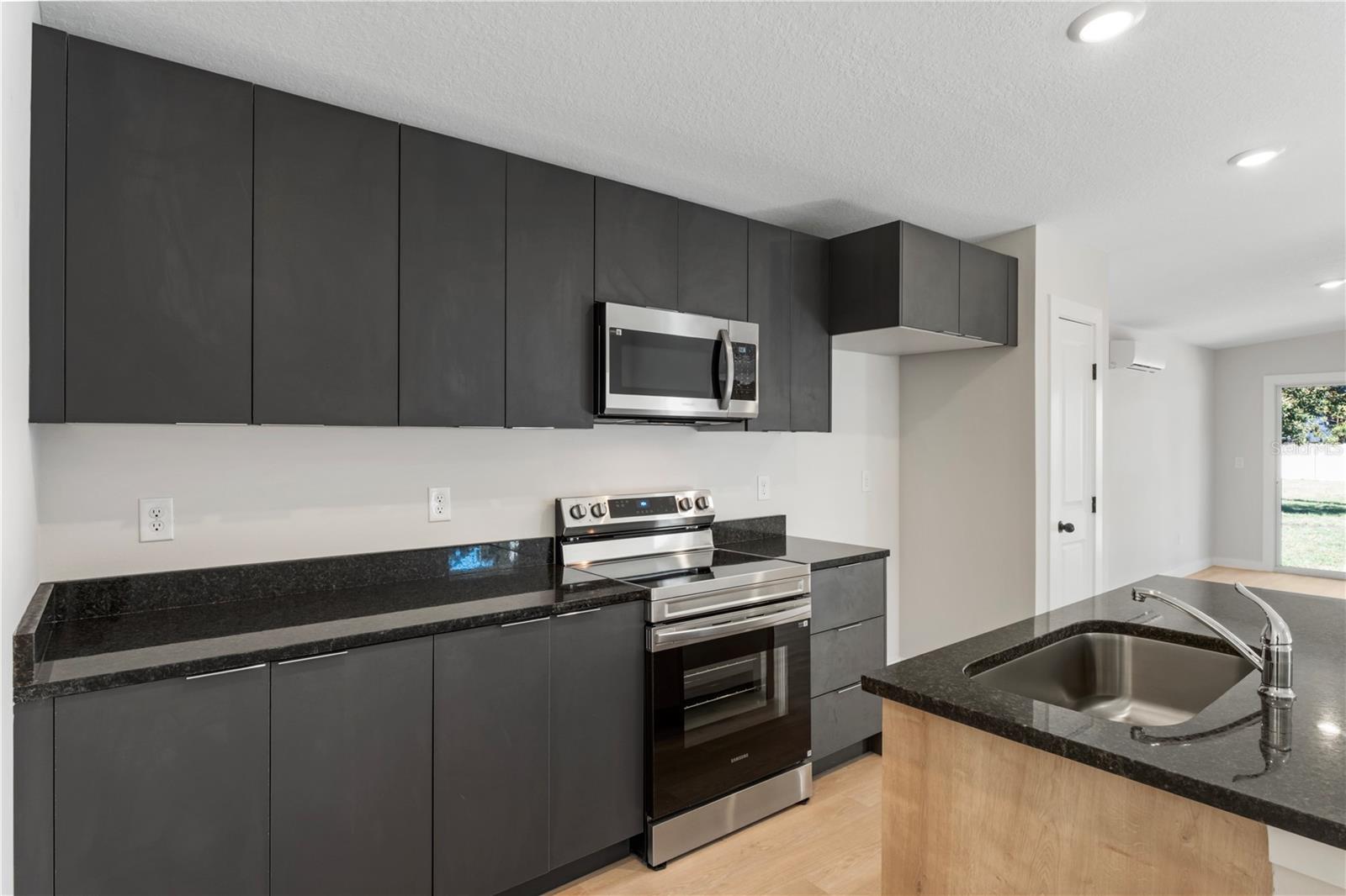 Listing photo id 2 for 1926 Cloverlawn Avenue