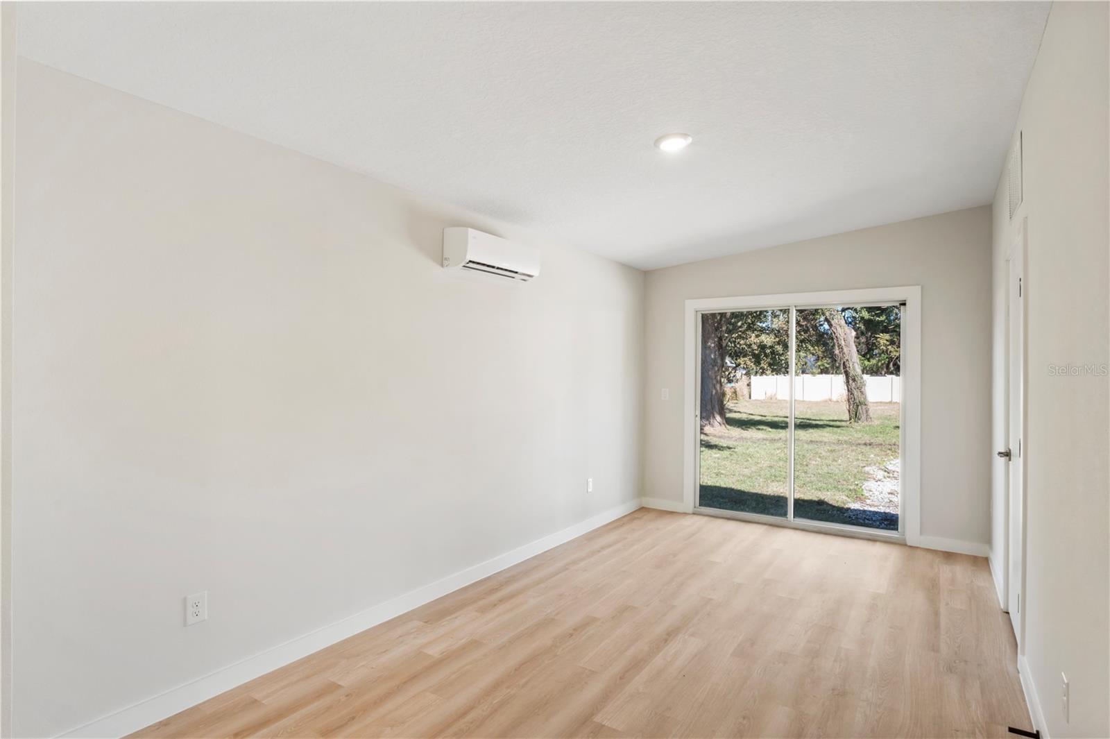 Listing photo id 3 for 1926 Cloverlawn Avenue