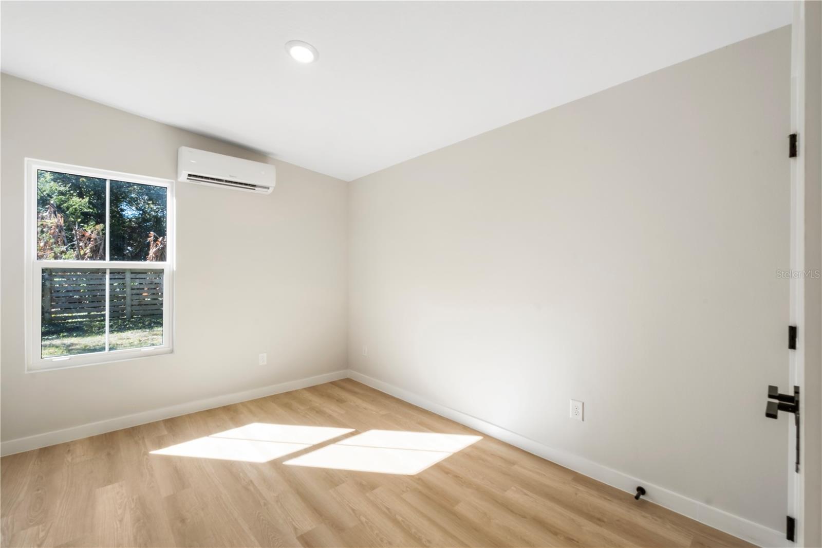 Listing photo id 7 for 1926 Cloverlawn Avenue