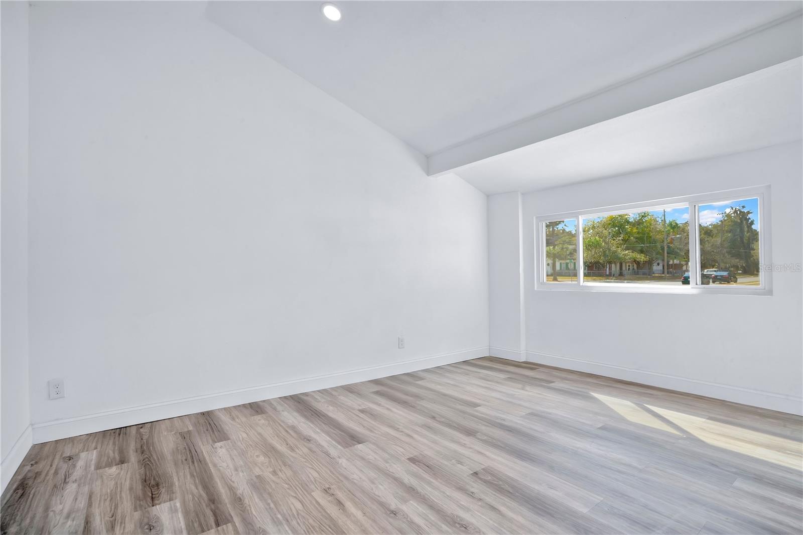 Image 27 of 41 For 1499 Wilton Avenue