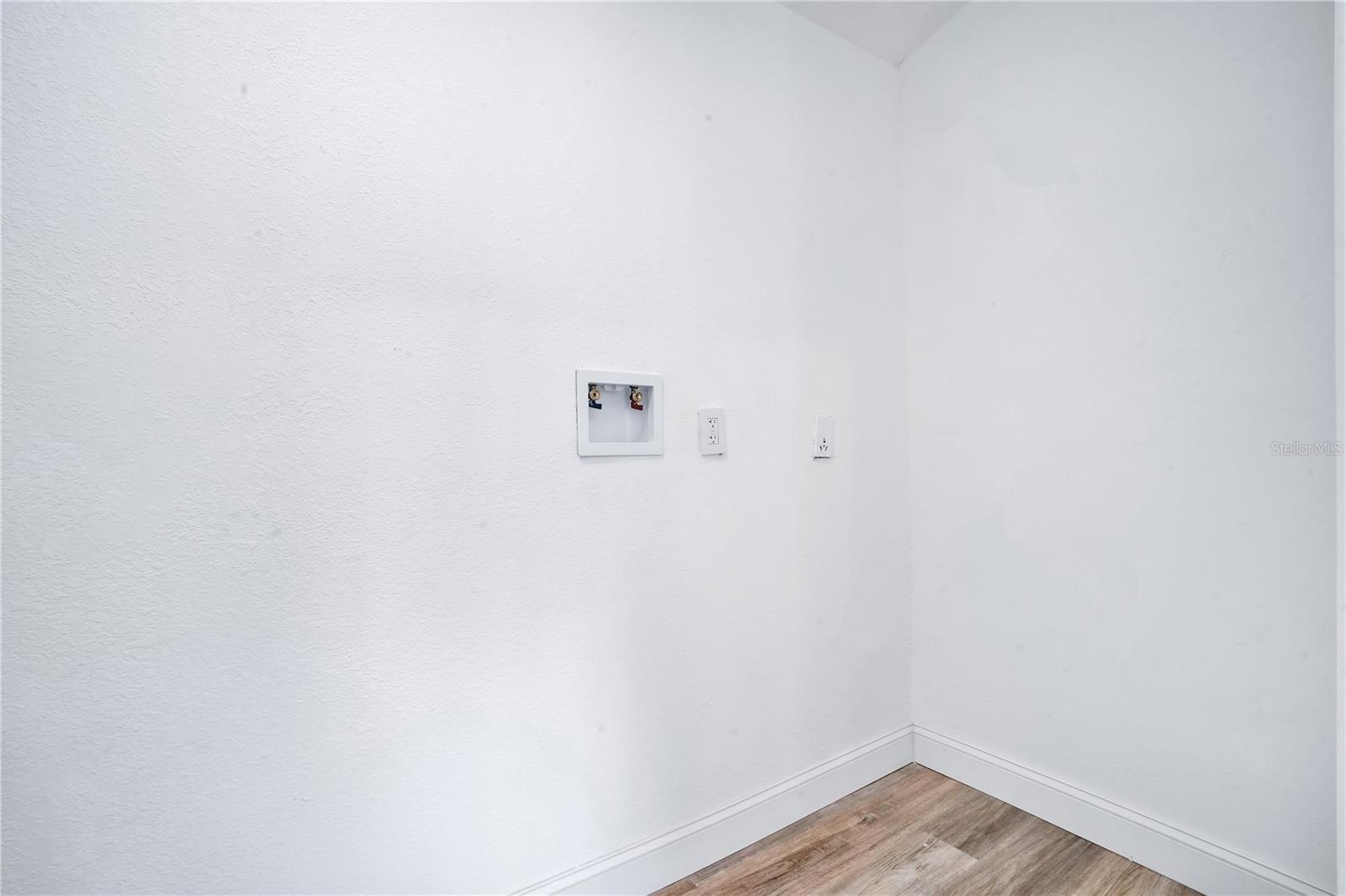 Image 34 of 41 For 1499 Wilton Avenue