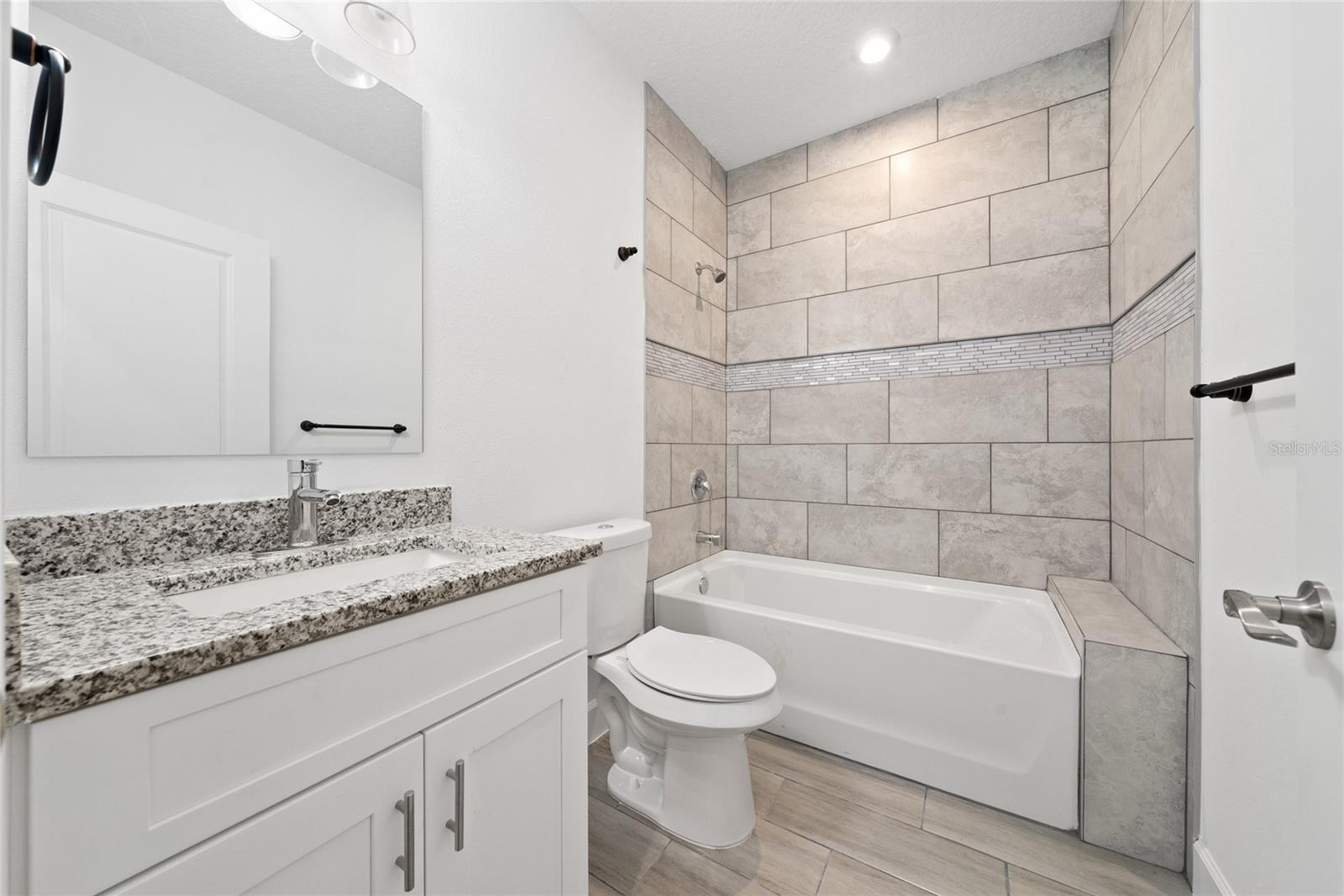 Image 16 of 43 For 462 Lake Shore Parkway