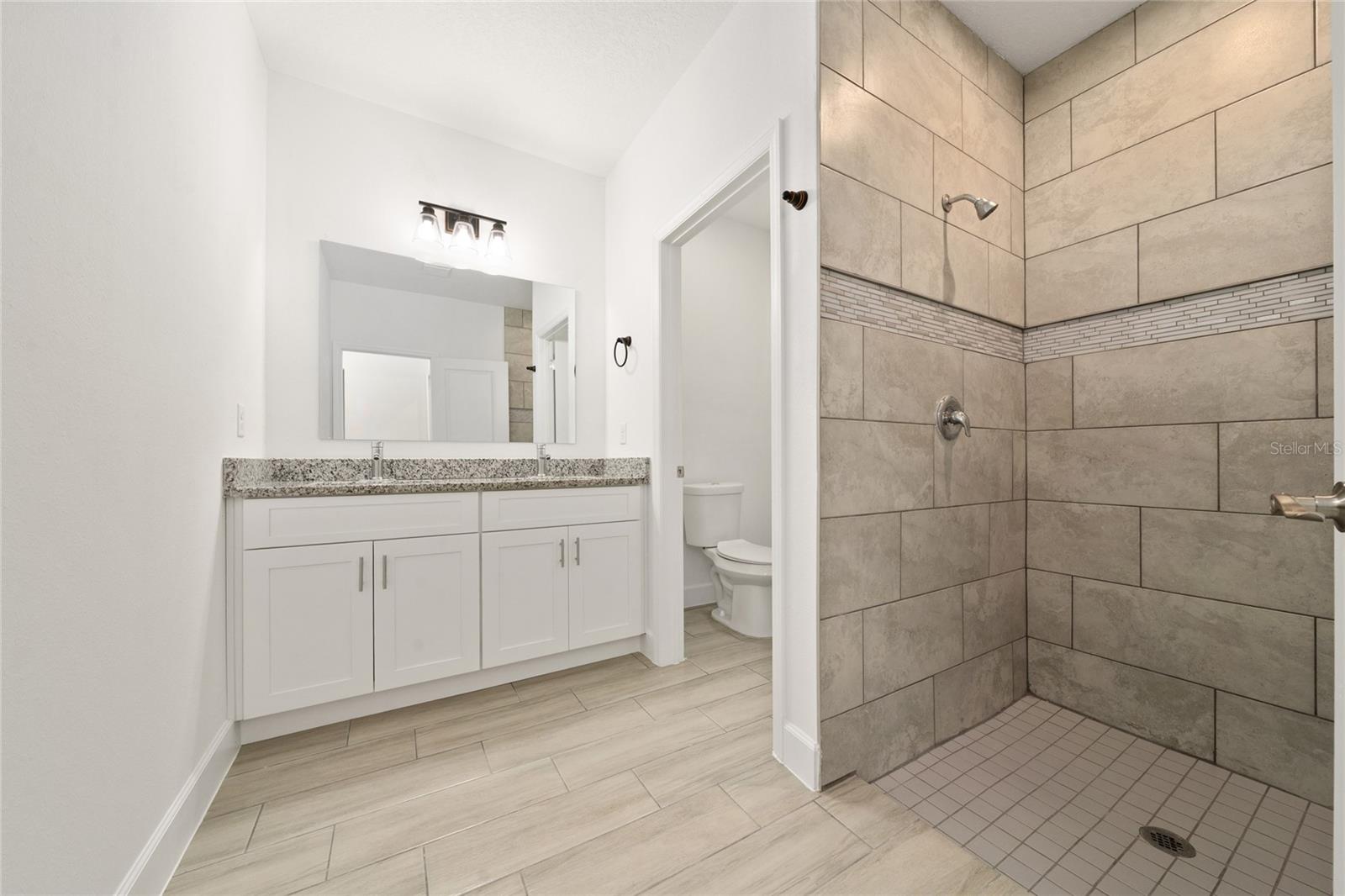 Image 26 of 43 For 462 Lake Shore Parkway