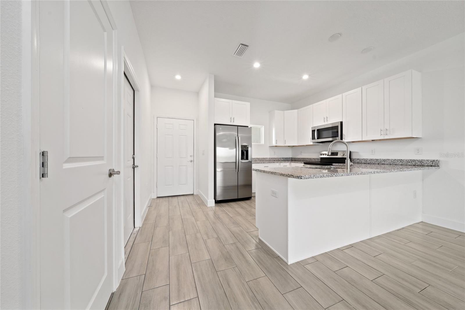 Image 3 of 43 For 462 Lake Shore Parkway