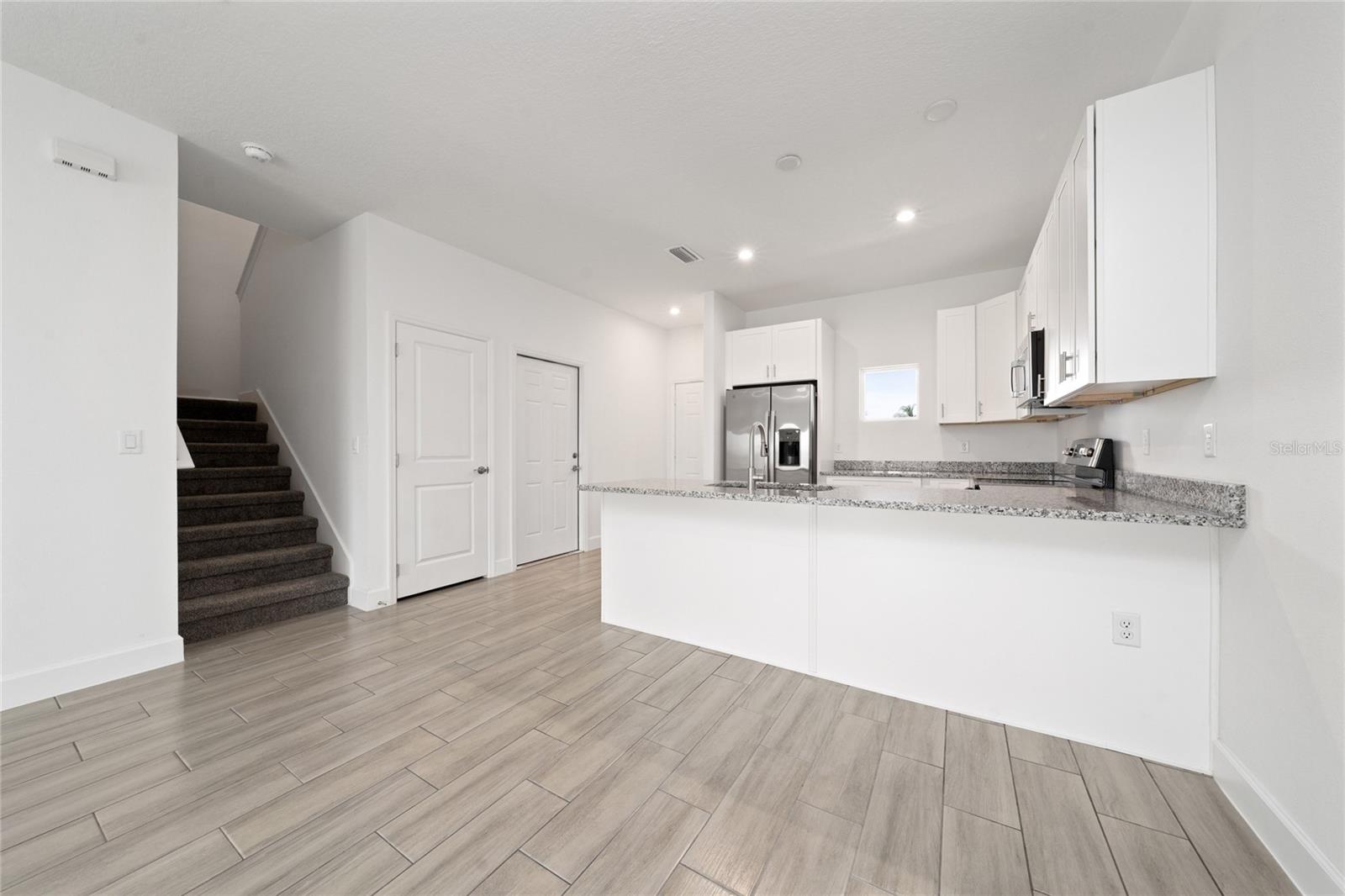 Image 4 of 43 For 462 Lake Shore Parkway