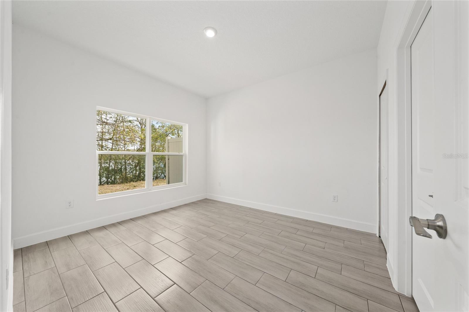 Image 7 of 43 For 462 Lake Shore Parkway