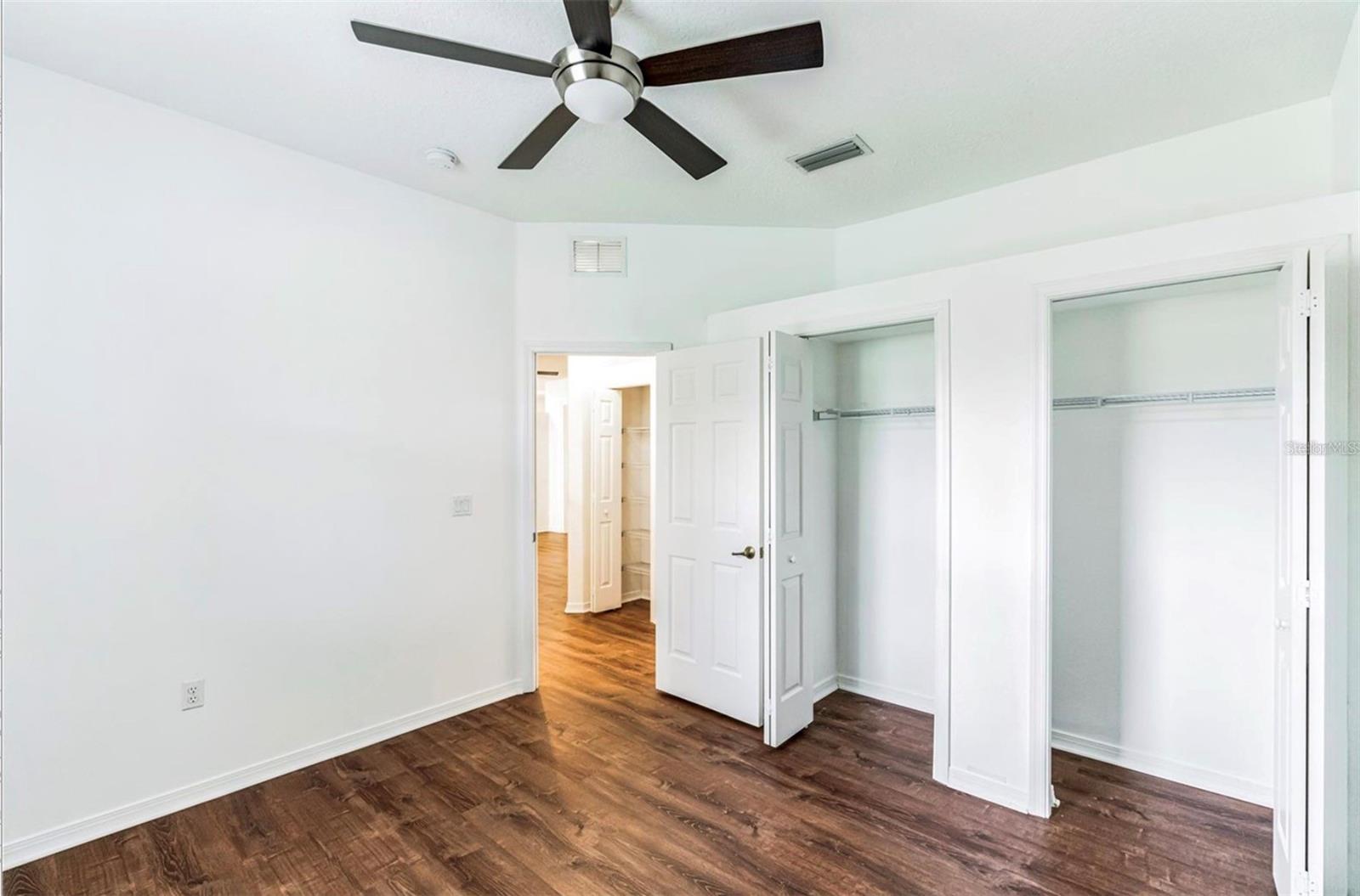 Listing photo id 9 for 4901 Culdesac Court